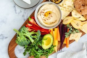 greek salad hummus board 